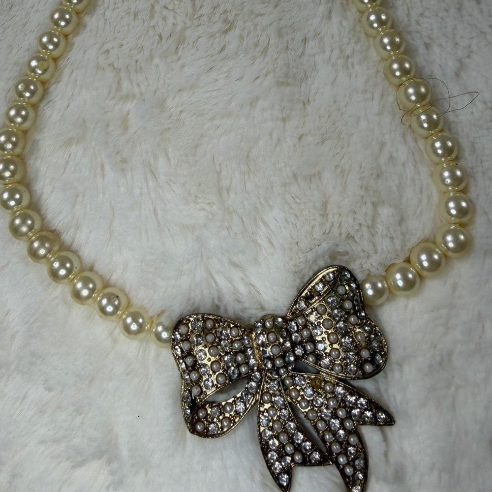 Vintage Glamorous‎ Gold Tone Pearl Necklace with Sparkling Bow Pendant